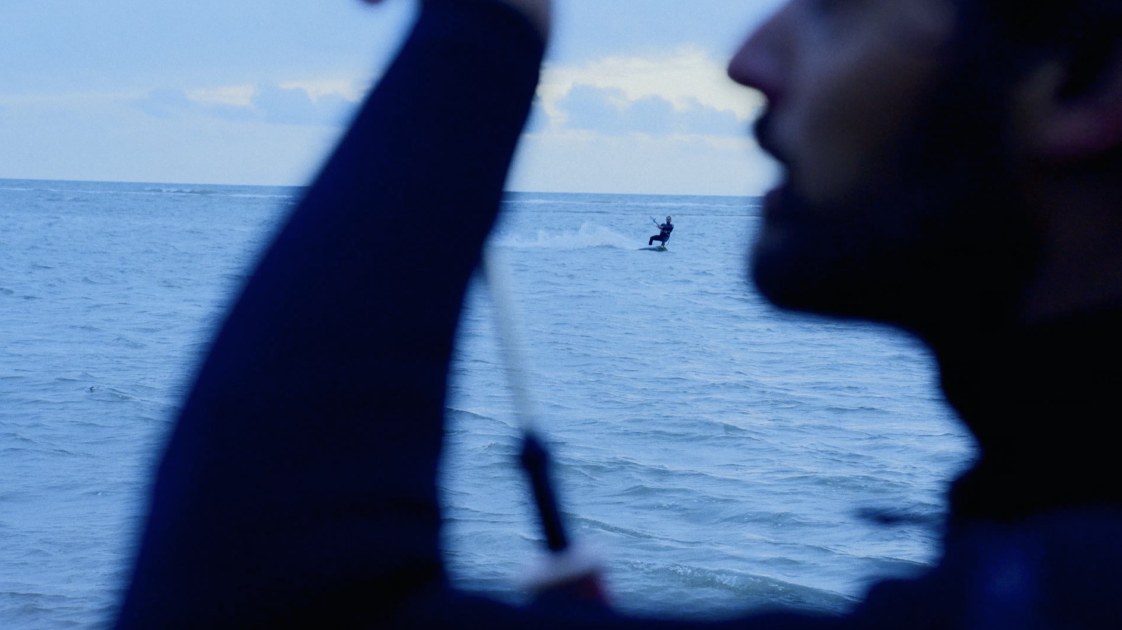 A kitesurfing session along the coast