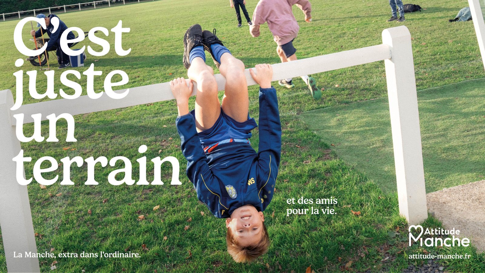 Poster « C'est juste un terrain », a child hanging from a fence