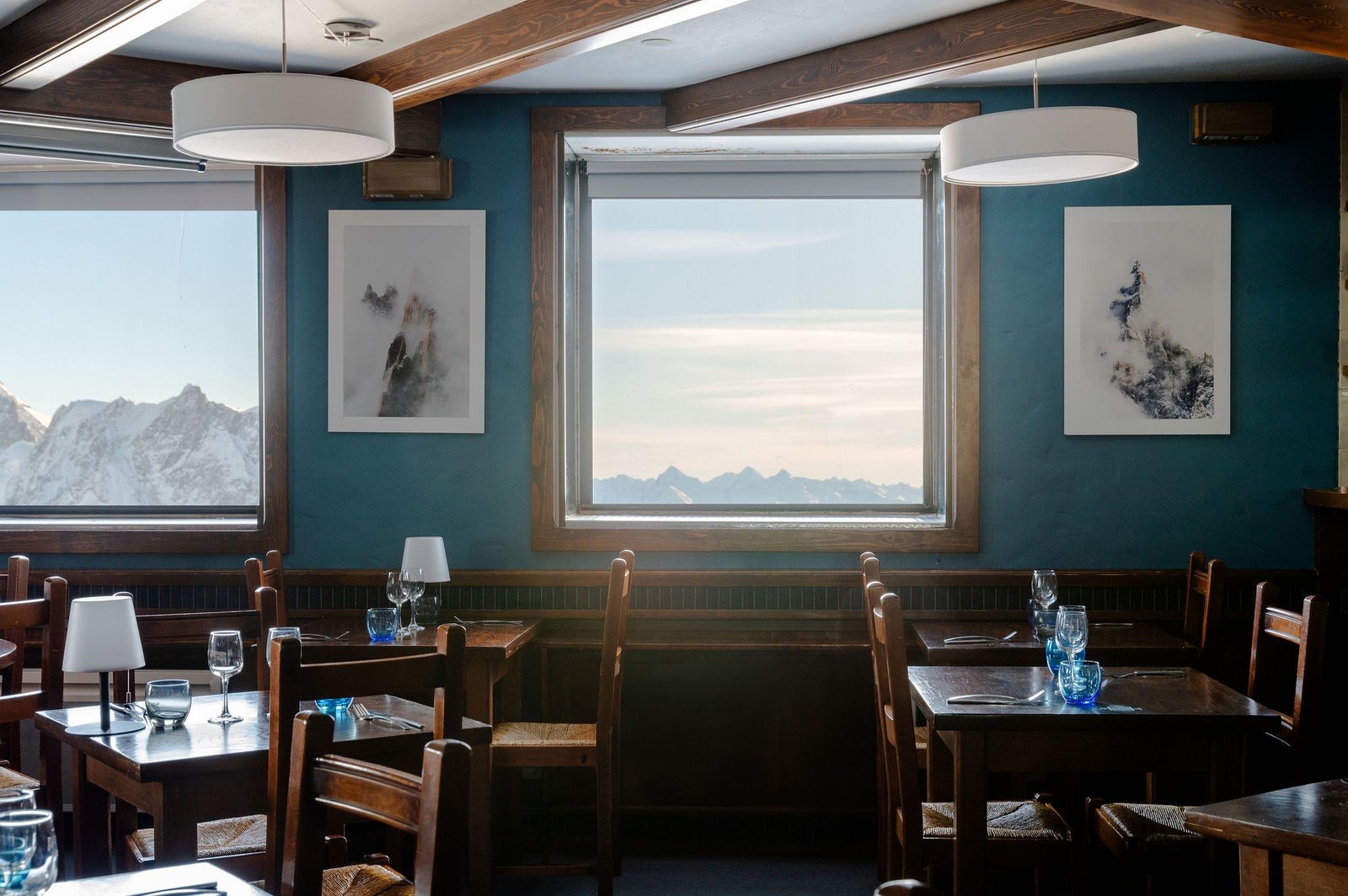 A dining room with a panoramic view of the Mont-Blanc range