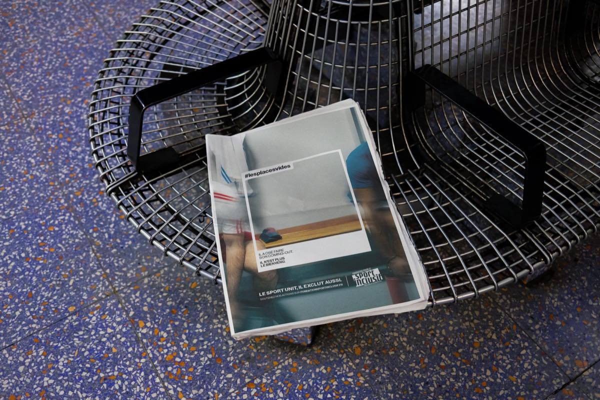 Magazine de la campagne posé sur un siège de stade