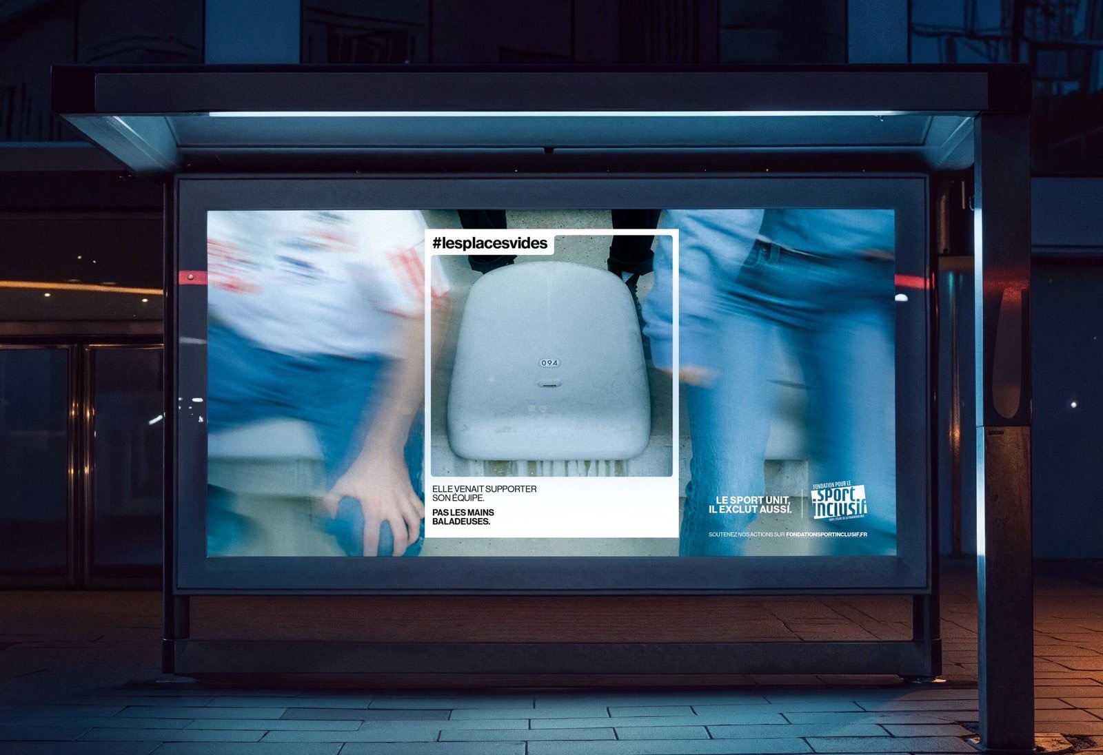 Affiche en situation dans un abribus de nuit