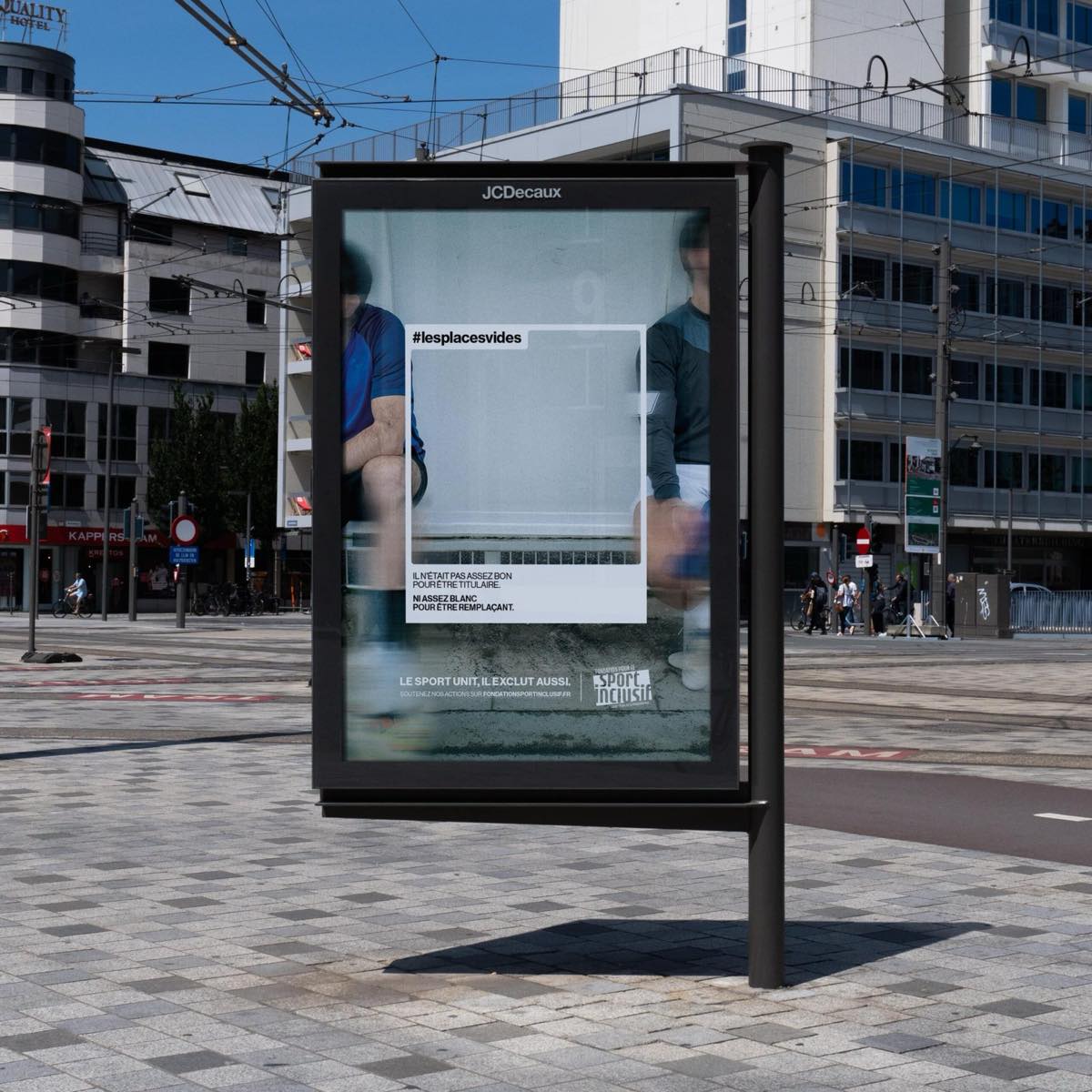 Affiche en situation dans un abribus JCDecaux en ville