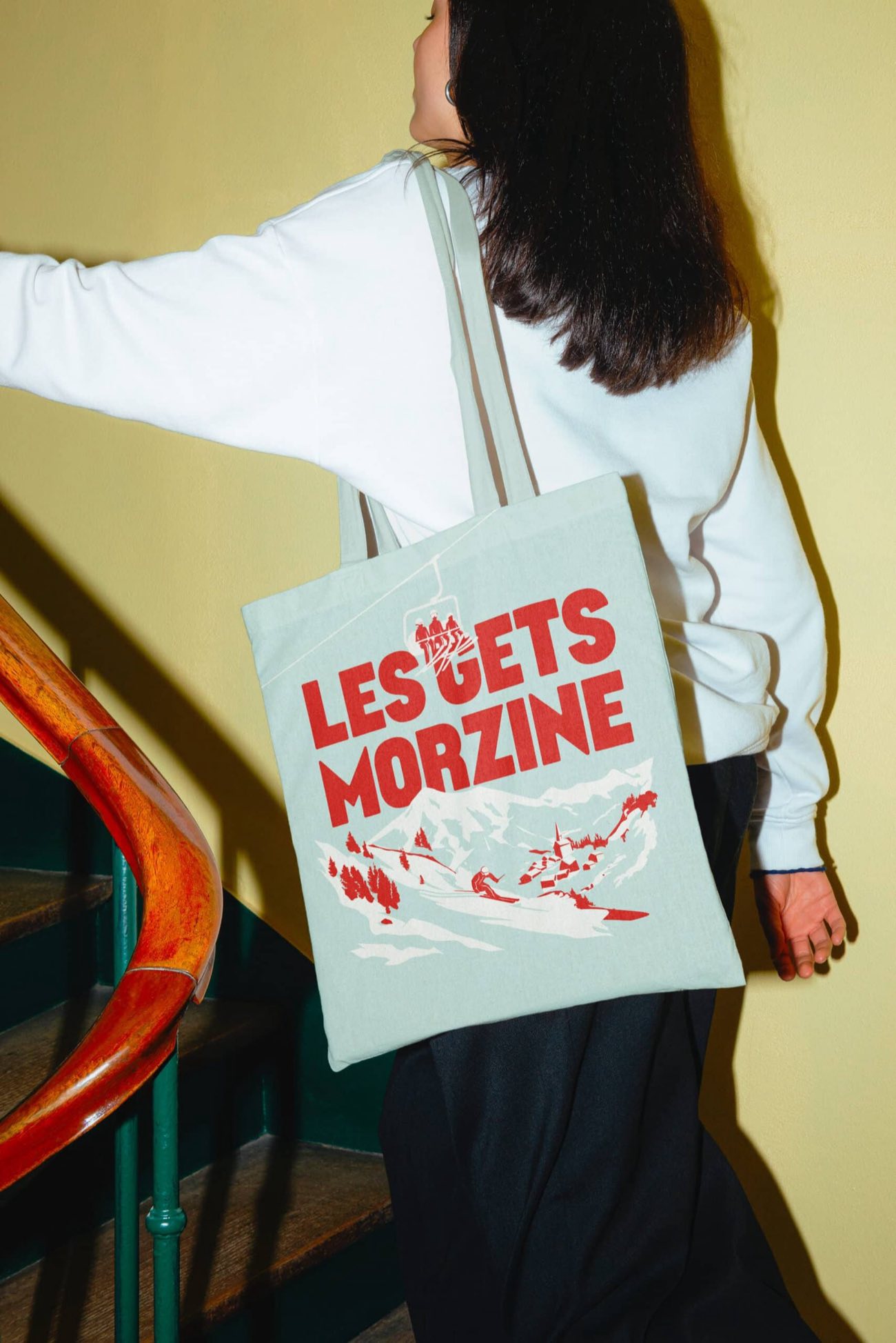 « Les Gets Morzine » tote bag carried on a staircase