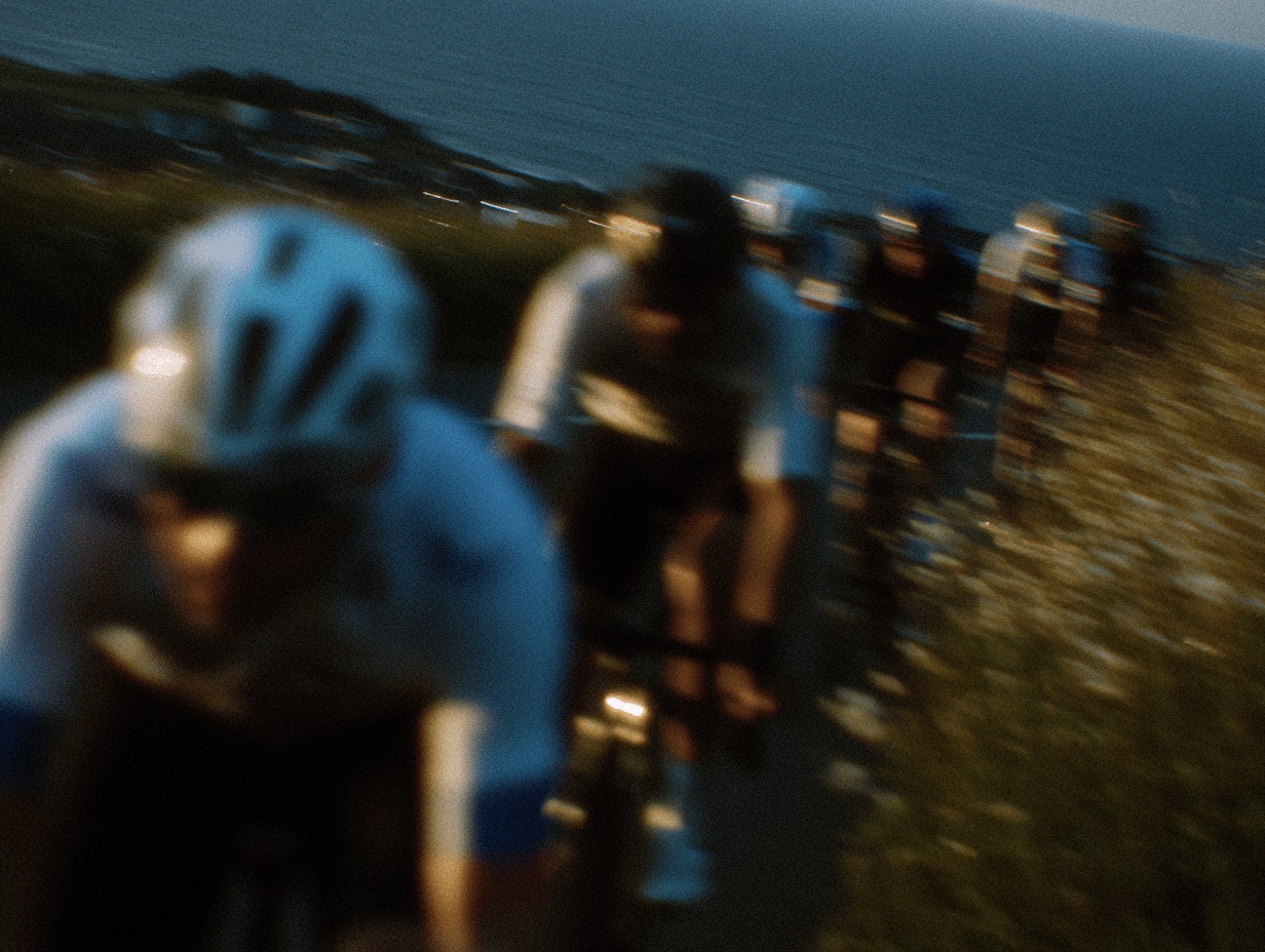 Peloton de cyclistes filé sur la route du littoral