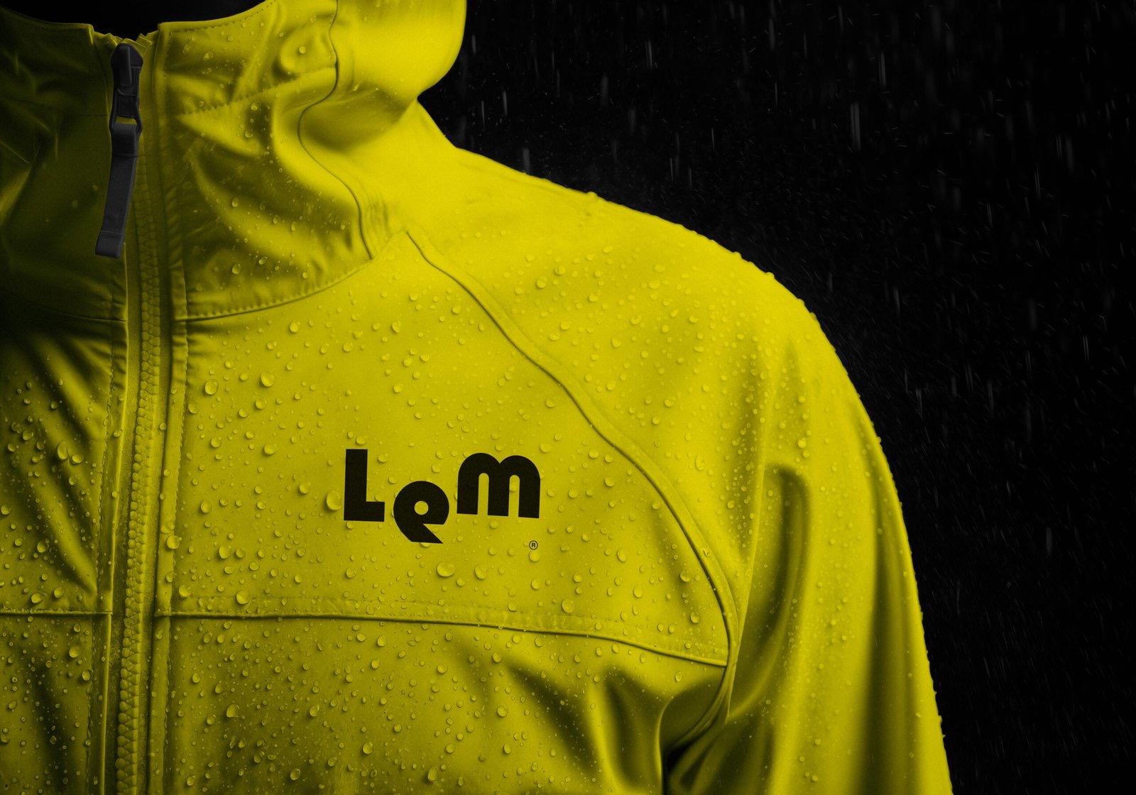 Veste imperméable jaune floquée du logo LeM sous la pluie